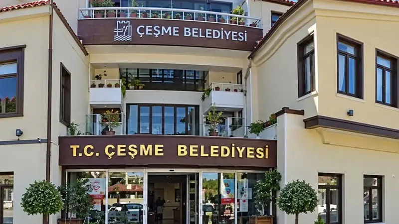 Çeşme Belediyesi'ne düzenlenen operasyonda 12 kişi adliyeye sevk edildi