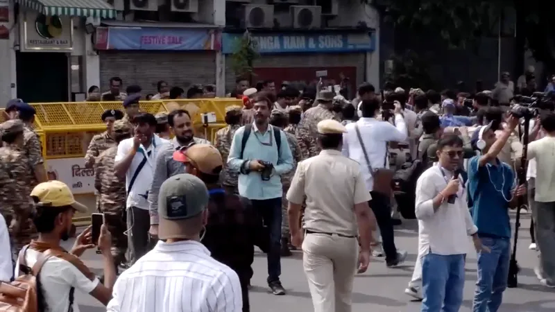 Yeni Delhi'de seçim protestosu nedeniyle yüzlerce kişi gözaltında