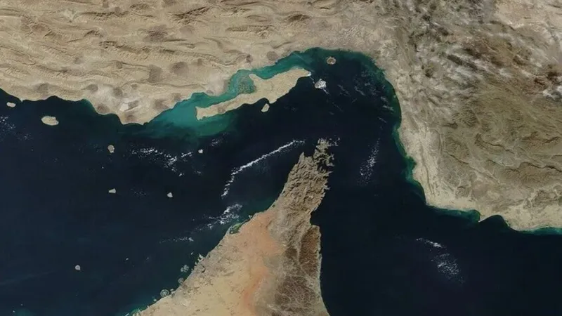 Hürmüz Boğazı'nda saldırıya uğrayan tankerde yangın çıktı