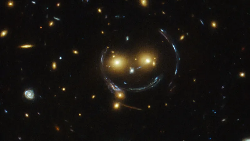 Hubble’dan 'gülümseyen galaksi' karesi