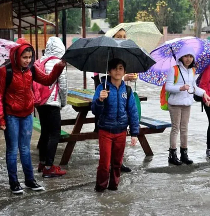 Valilikler peş peşe açıklıyor: Eğitime sağanak engeli