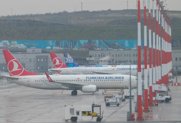 Olumsuz hava ulaşımı vurdu: 43 uçak pisti pas geçti