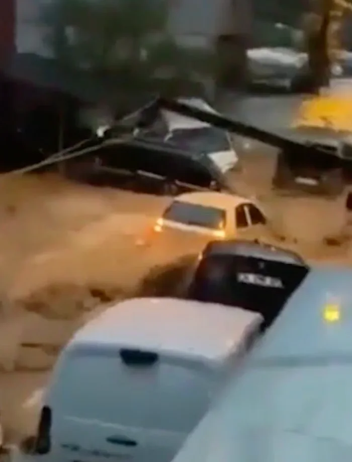 Istanbul flooding prompts school closures and road bans
