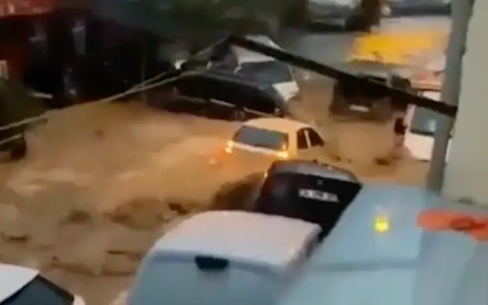 Istanbul flooding prompts school closures and road bans