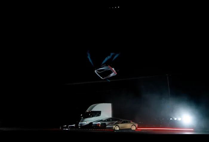 Tesla'dan gövde gösterisi: Havalanan Roadster tanıtıldı