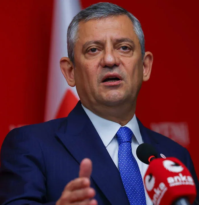 Mehmet Uçum'un seçim tarihi çıkışına Özgür Özel'den tepki