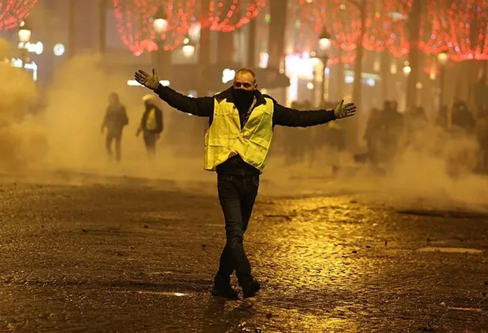 Fransa'da sarı yelekliler, öğrenciler ve çiftçiler yeniden sokakta