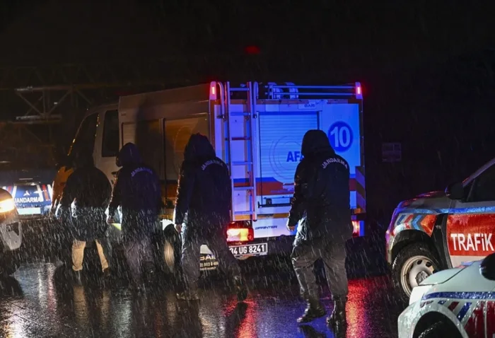 Taşan derede kaybolan 2 kişi için arama kurtarma başlatıldı