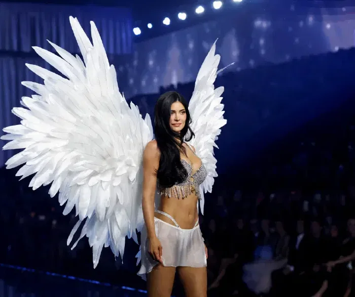 Podyumda Kylie Jenner sürprizi: 8 yıl sonra dönen Fantasy Bra ile rekor kırdı