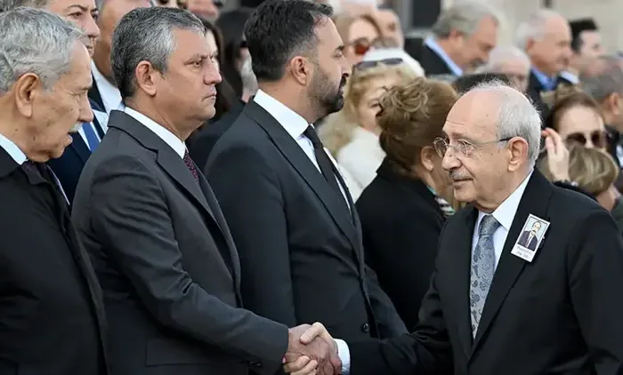 Cenaze töreninde soğuk rüzgarlar: Özel ile Kılıçdaroğlu yan yana geldi