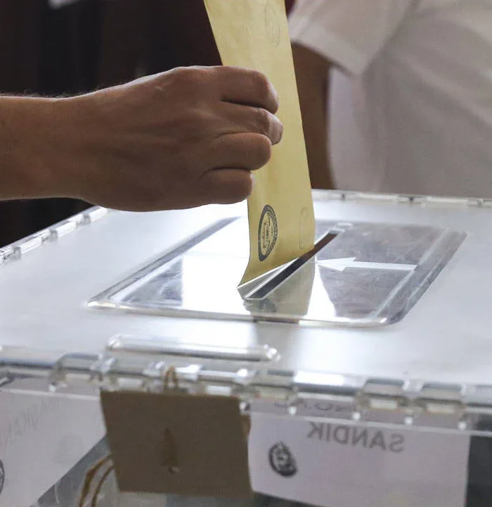 Son ankette dengeler değişti: YENİ Parti zirveye yerleşti, iktidar kanadında düşüş var