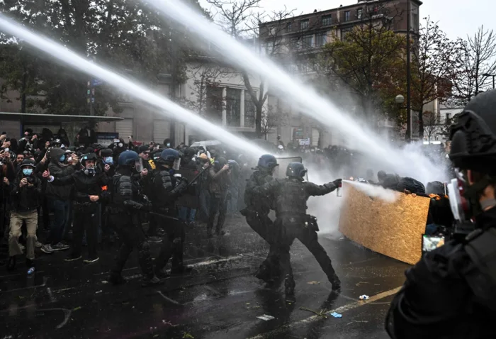 Fransa'da protestolar piyasaları etkiliyor: Bütçe ve büyüme baskı altında