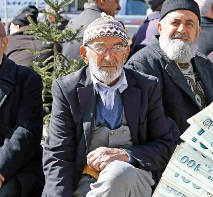 Emekli Maaşları ve İkramiyeleri Erken Ödenecek