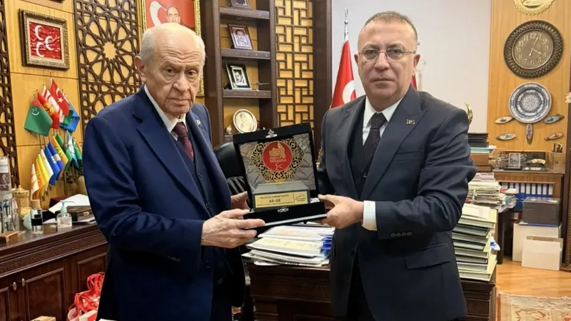 MHP'de Genel Başkan Yardımcısı İzzet Ulvi Yönter istifa etti