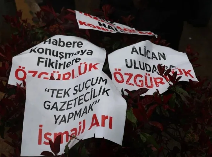 Kadıköy’de tutuklu gazeteciler için yürüyüşe polis müdahalesi ve basın açıklaması engellendi