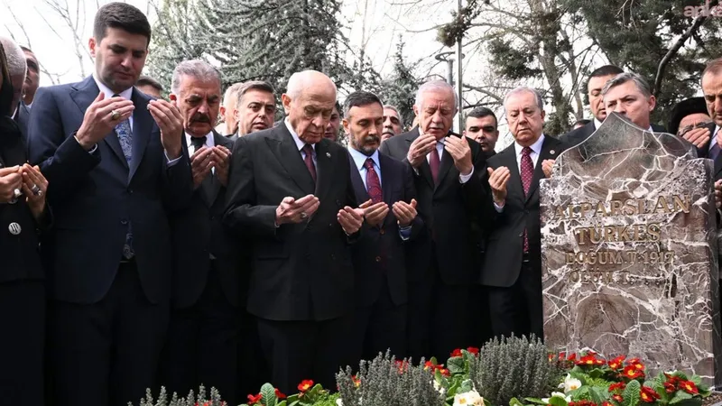 Bahçeli, Türkeş’in kabrini ziyaret etti