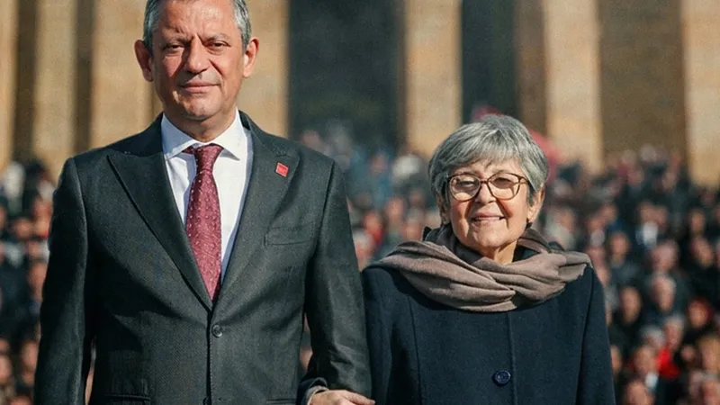 Özel'den Anneler Günü mesajı