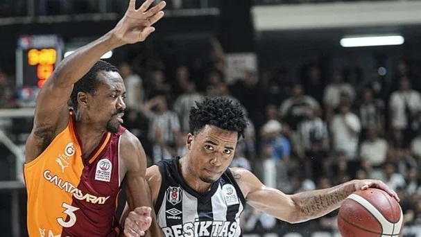 Beşiktaş derbiyi kazanarak yarı finale yükseldi