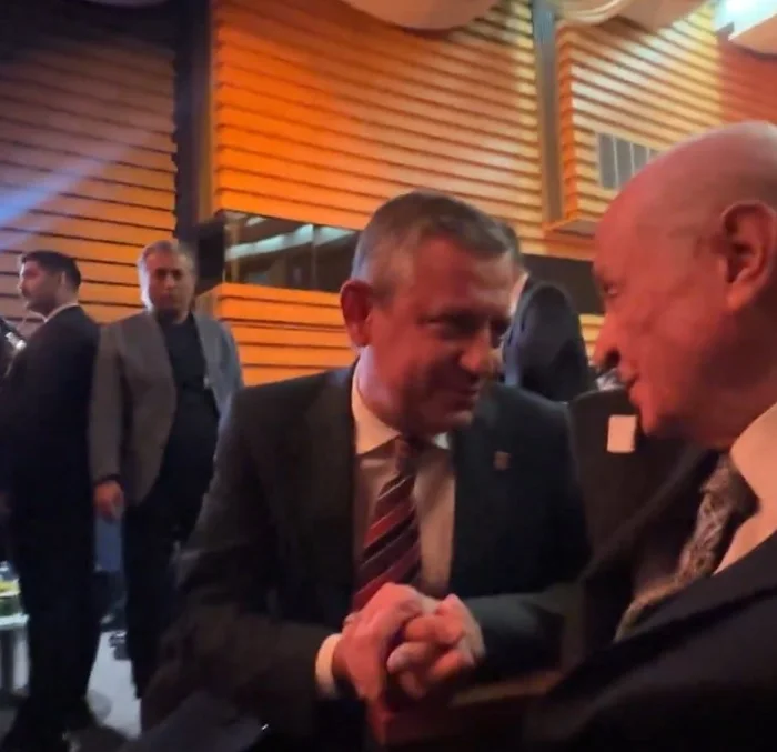 Bahçeli ve Özel Koç Holding resepsiyonunda tokalaştı