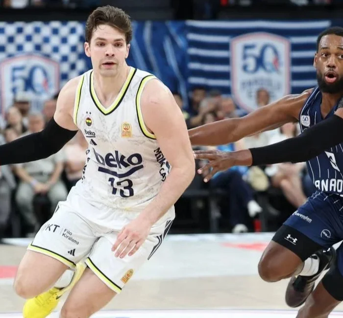 Anadolu Efes seriyi uzattı, hakem kararları tartışma yarattı