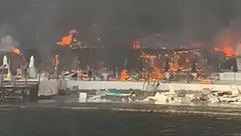 Büyükada'da plajda yangın: Çok sayıda ekip sevk edildi