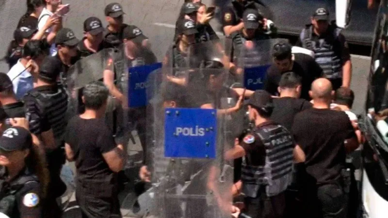 "NATO'ya Hayır" eylemine polis müdahalesi