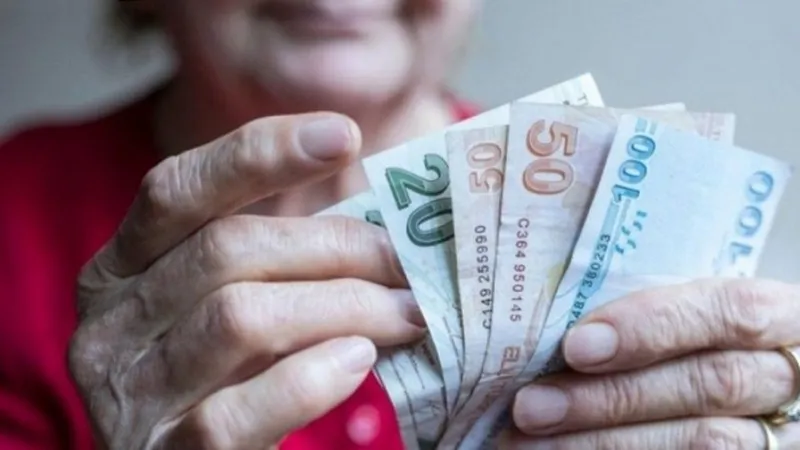 Emeklilerin en düşük aylığı için kritik madde kabul edildi