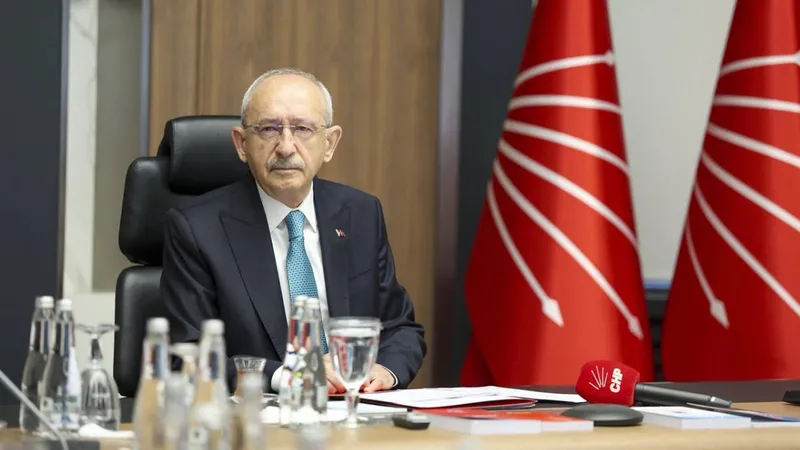CHP'de bölünme sonrası Kılıçdaroğlu milletvekillerini acil toplantıya çağırdı