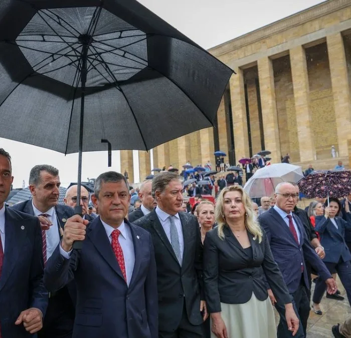 Yeni Parti kurucuları Anıtkabir'de