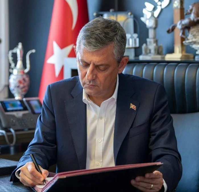 Özel’den CHP açıklaması: Siyaset seçilmişlerle yapılır