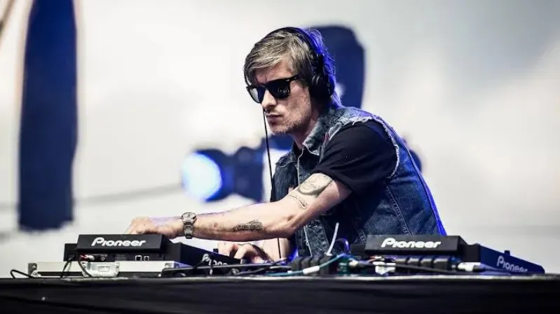 "Nightcall" şarkısıyla tanınan DJ Kavinsky hayatını kaybetti