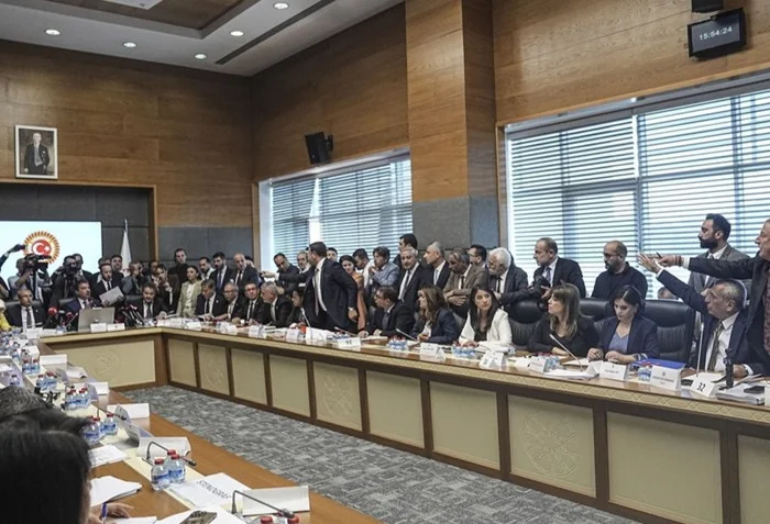 Çerçeve yasa komisyonunda usul tartışması: İYİ Parti'den salon tepkisi