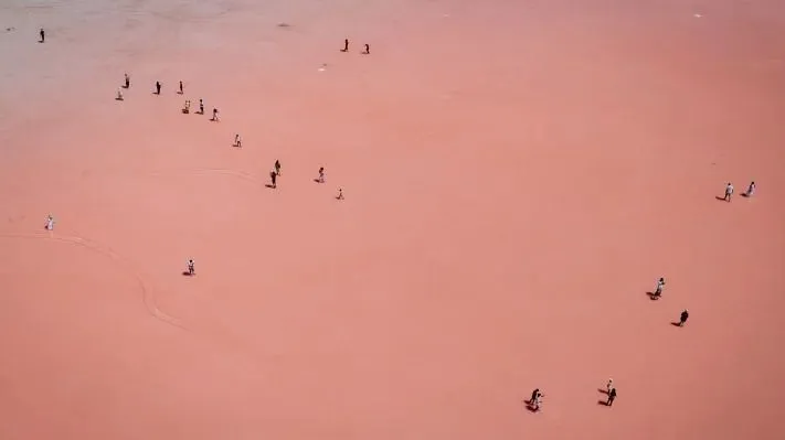 Sıcaklık arttı, Tuz Gölü pembeye döndü