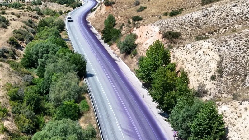 Yola dökülen boya araçları boyadı: 5 kilometrelik asfalt kazındı