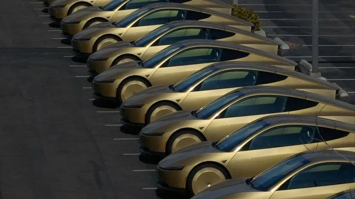 Tesla, direksiyonsuz Robotaksi Cybercab ile ticari operasyonlara başladı