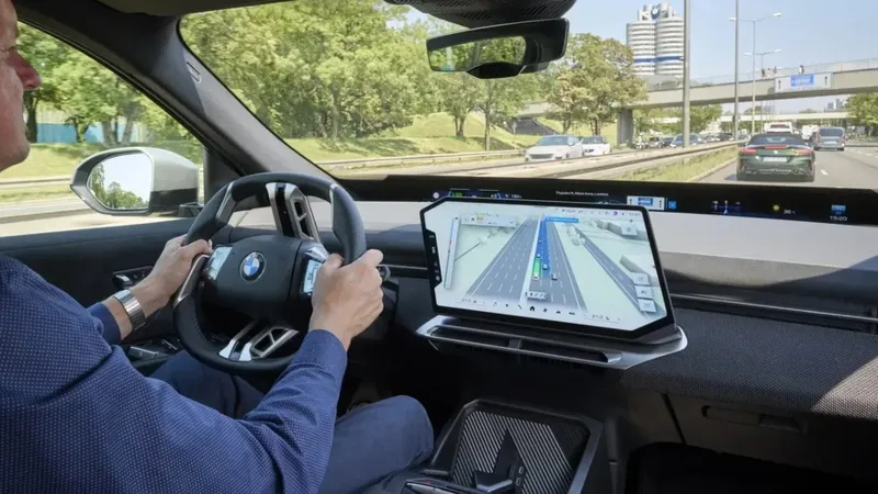 BMW, sürüş destek sistemlerini navigasyonla birleştiren yeni arayüzünü tanıttı