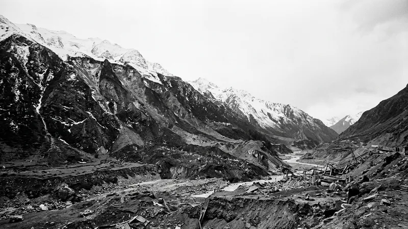 Himalaya bölgesindeki buzul çökmesi sonucu 270 kişi hayatını kaybetti