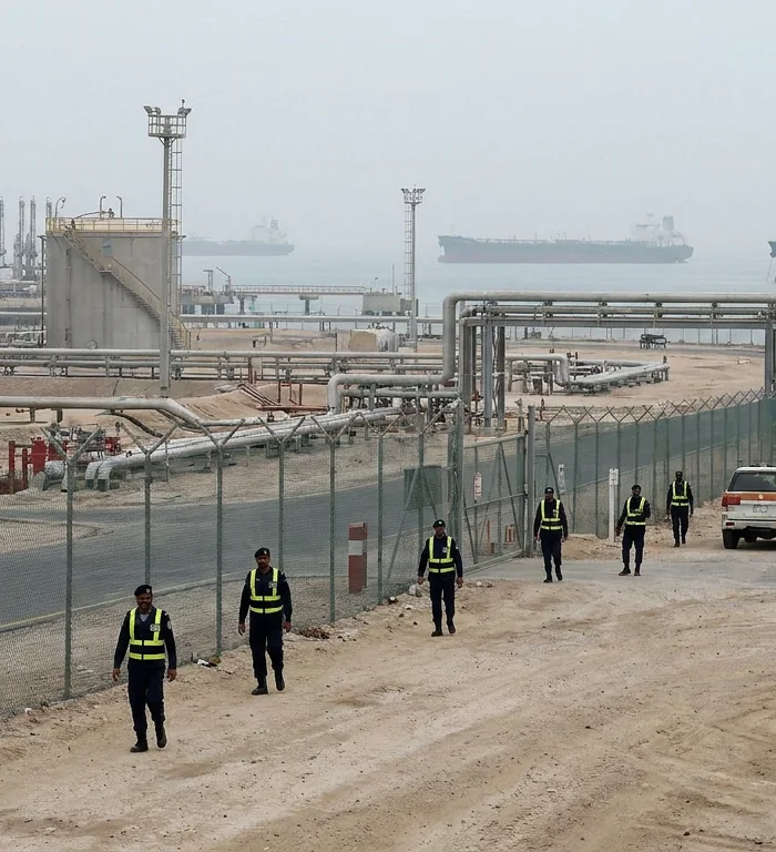 Iran threatens Gulf infrastructure if air strikes resume