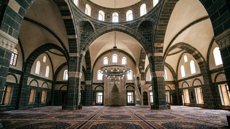Diyarbakır ve Bingöl’de Restorasyonu Tamamlanan Altı Cami İbadete Açılıyor