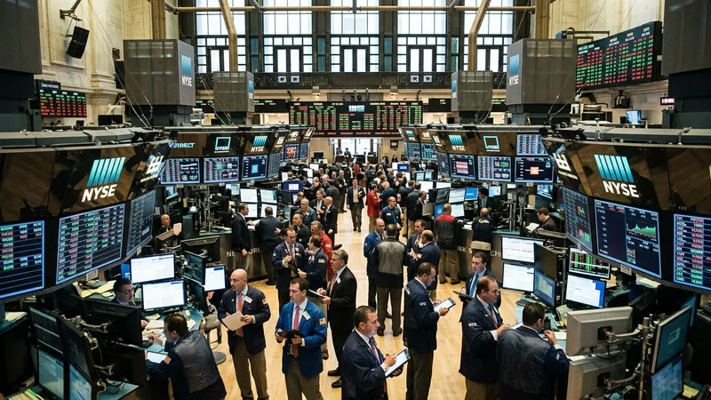 الأسواق تعيد تسعير مسار الفيدرالي مع وصول مؤشر S&P 500 إلى مستوى قياسي جديد