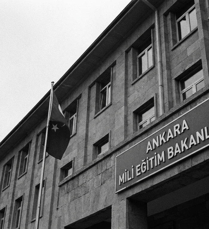 Trans öğretmen Zoe Lila için MEB okula soruşturma başlattı