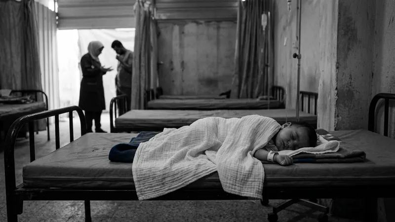 Gazze'de Yaralı Bebek Tedavi Bekliyor