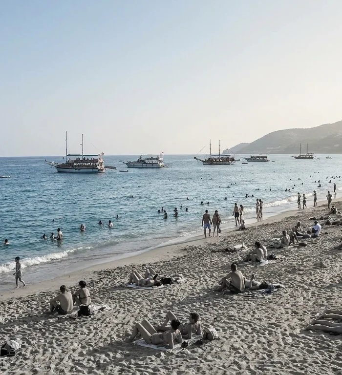 Antalya'da 24 dereceyle plajlar doldu, sezon erken sinyal verdi