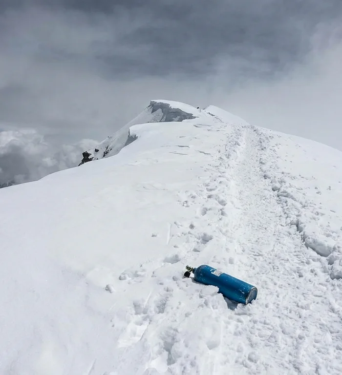 Everest'te Rekor Gün: 274 Dağcı Zirveye Ulaştı
