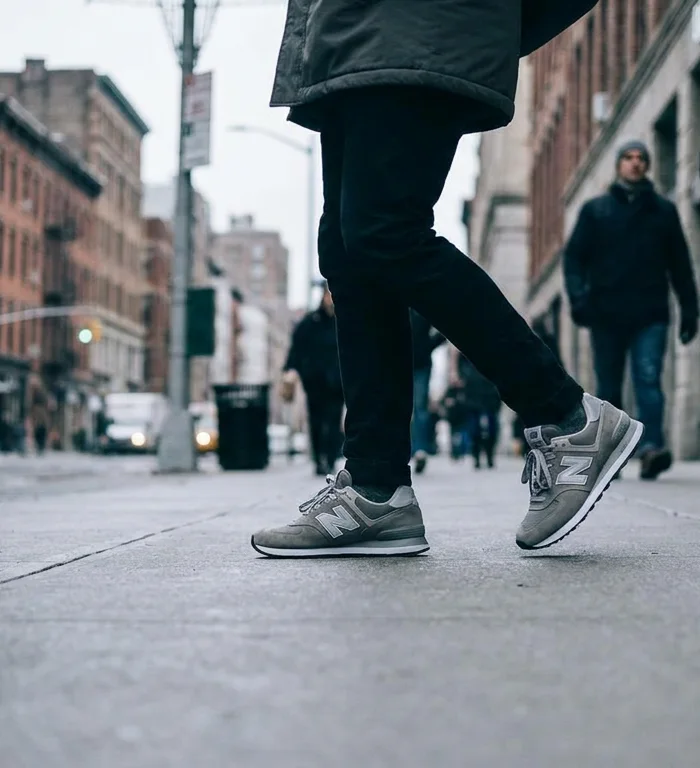 New Balance 574, sokak modası ve günlük stilde konumunu koruyor