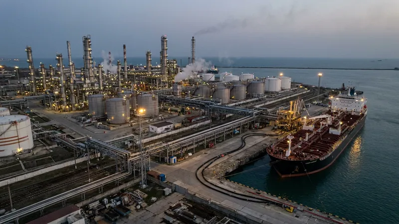Küresel petrol fiyatları jeopolitik risklerle tırmandı