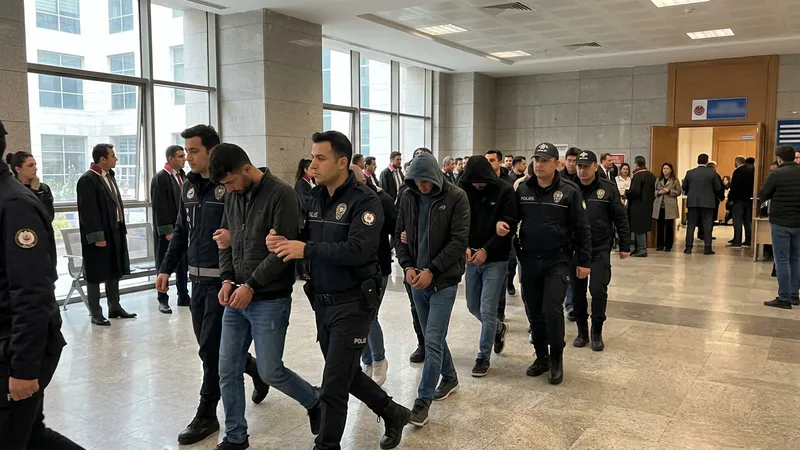 Sosyal Medya Fenomenlerine Operasyon: 10 Şüpheli Adliyede