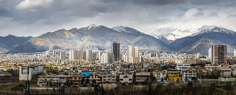 إيران تتهم الولايات المتحدة وإسرائيل باستهداف 10 آلاف موقع مدني